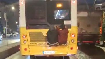 Tehlikeli Yolculuk: Otob&uuml;s&uuml;n Arkasında Yakalanan &Ccedil;ocuklar Şoke Etti