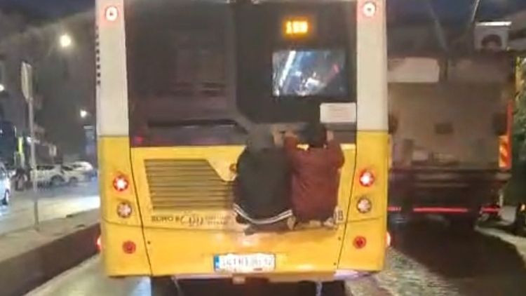 Tehlikeli Yolculuk: Otob&uuml;s&uuml;n Arkasında Yakalanan &Ccedil;ocuklar Şoke Etti