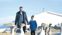 Tek &Ouml;ğrencisine Geleceği İ&ccedil;in Destek Oluyor