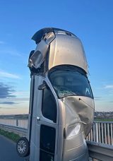 Tekirdağ'da Akılalmaz Kaza: Bariyere &Ccedil;arpan Ara&ccedil; Dik Durdu