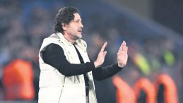 Tekke: Herkes Sopayla Bekliyor