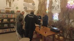 Tepki G&ouml;ren G&ouml;r&uuml;nt&uuml;lerin Ardından O Kafe M&uuml;h&uuml;rlendi: Taraflar Belediyenin Araya Girmesiyle Barıştırıldı