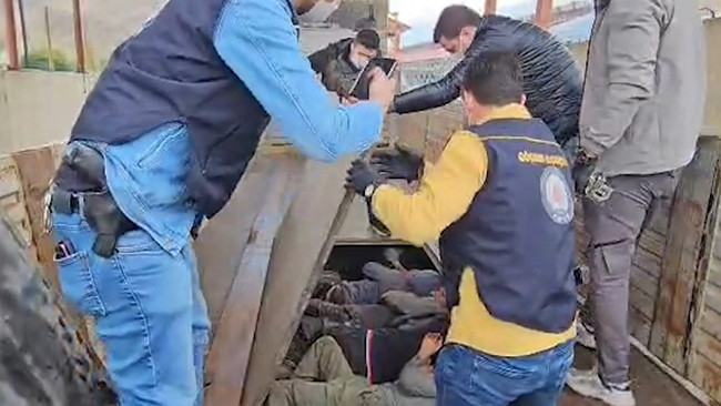 TIR'ın Dorsesinde 20 Kaçak Göçmen Yakalandı: 1 Kişi Tutuklandı