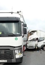 TIR'ın Kontrols&uuml;z Geri Manevrası &Ouml;l&uuml;ml&uuml; Kazaya Neden Oldu