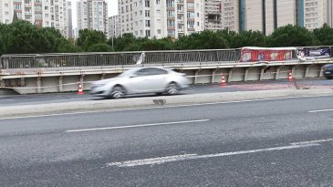 TIR'ın Par&ccedil;aladığı &Uuml;st Ge&ccedil;it S&ouml;k&uuml;lerek Kaldırıldı
