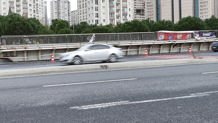 TIR'ın Par&ccedil;aladığı &Uuml;st Ge&ccedil;it S&ouml;k&uuml;lerek Kaldırıldı