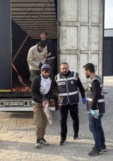 Tokat'ta 'Ka&ccedil;ak G&ouml;&ccedil;men' Operasyonu: TIR'ın Dorsesinde Ele Ge&ccedil;irildiler!