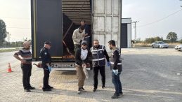 Tokat'ta 'Ka&ccedil;ak G&ouml;&ccedil;men' Operasyonu: TIR'ın Dorsesinde Ele Ge&ccedil;irildiler!