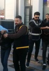 Tokat&rsquo;ta yaşlı &ccedil;ifte milyonluk vurgun: 'Sahte polisler' Antalya&rsquo;da yakalandı!