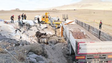 Toprak Yığınına &Ccedil;arpan TIR'ın Şof&ouml;r&uuml; Hayatını Kaybetti