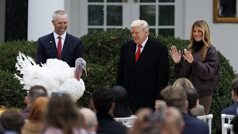 Trump, Şükran Günü'nde İki Hindiyi Affetti