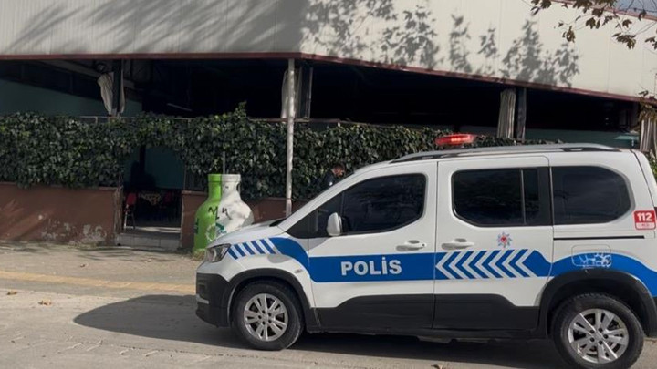 T&uuml;fekle Kahvehaneyi Bastı, Eski Damadını Darbedip Bı&ccedil;akladı!