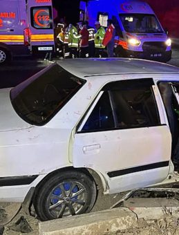 Uşak'ta İki Araç Kaza Yaptı: Yaralılar Bulunuyor