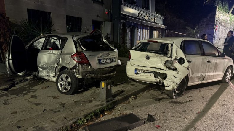 Üsküdar'da Otomobil Duvara Çarptı: 2 Yaralı