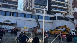 Van'da Otoparktaki Ara&ccedil; Yanarak Yangına Sebep Oldu: 29 Kişi Dumandan Etkilendi