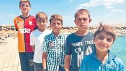 Vanlı &Ccedil;ocukların Sa&ccedil;ı Yazın Sarı Kışın Kara