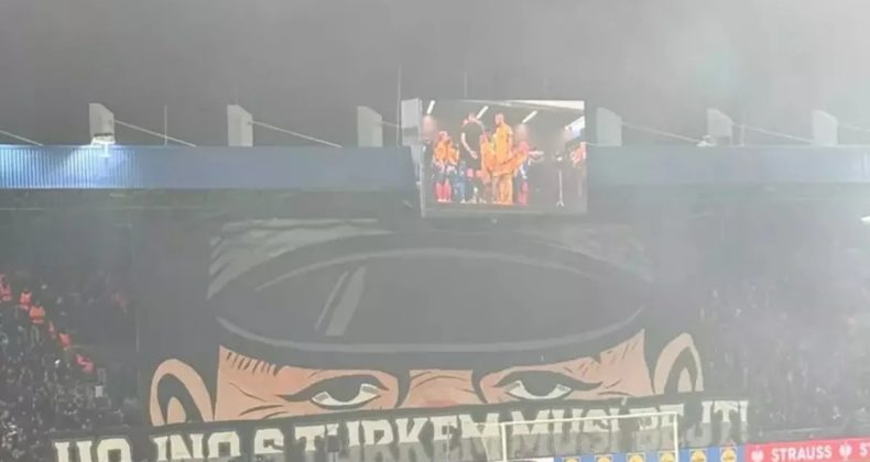 Viktoria Plzen-Fenerbahçe karşılaşmasında şok eden pankart! Türkleri hedef aldılar…