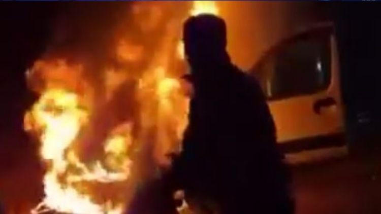 Yanan Ara&ccedil;tan 5 Kişilik Aileyi Kurtaran Bakana &Ouml;vg&uuml;