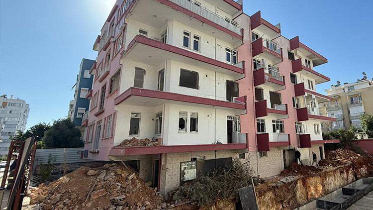 Yangın Faciası: Metruk Binada Bir Adamın Cansız Bedeni Bulundu