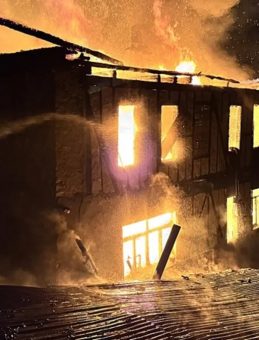 Yangın: İki Katlı Ahşap Ev Alev Alev Yandı