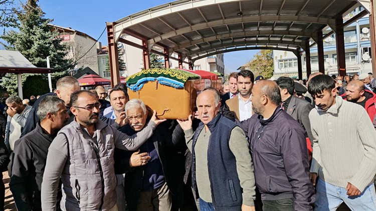 Yaşayan İnsan Hazinesi &Ouml;d&uuml;l&uuml;'ne layık g&ouml;r&uuml;lm&uuml;şt&uuml;! Kadim k&uuml;lt&uuml;r&uuml;n 'efsanesi' son yolculuğuna uğurlandı