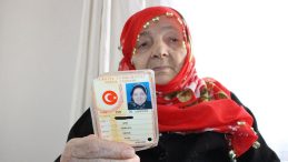 Yaşını öğrenen 'maşallah' diyor! Meryem nine yeni kimliğine kavuştu