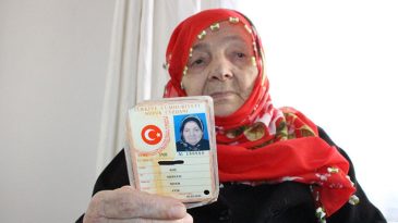 Yaşını &ouml;ğrenen 'maşallah' diyor! Meryem nine yeni kimliğine kavuştu