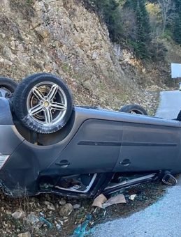 Yedigöller'de Gizli Buzlanma Tehlikesi: Araç Ters Döndü, 2 Kişi Yaralı