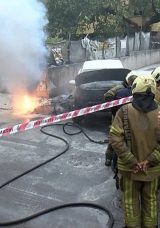 Yer altı elektrik kabloları patladı bir otomobil alev alev yandı! Korku dolu anlar kameraya yansıdı