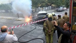 Yer altı elektrik kabloları patladı bir otomobil alev alev yandı! Korku dolu anlar kameraya yansıdı