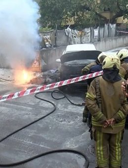 Yer altı elektrik kabloları patladı bir otomobil alev alev yandı! Korku dolu anlar kameraya yansıdı