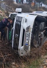 Yolcu Minib&uuml;s&uuml; Şarampole Devrildi: 15 Kişi Yaralandı