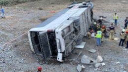 Yolcu Otob&uuml;s&uuml; Tekerlekleri &Uuml;st&uuml;ne Devrildi: 2 Kişi Hayatını Kaybetti, 21 Yaralı