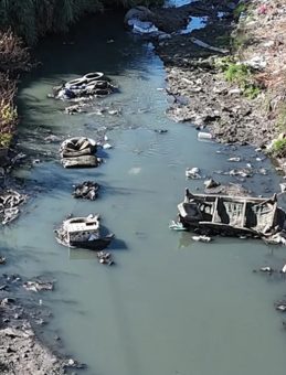 Yüreğir'deki Kapatılmayan Dereden Yayılan Kötü Kokular Vatandaşların Tepkisini Çekti