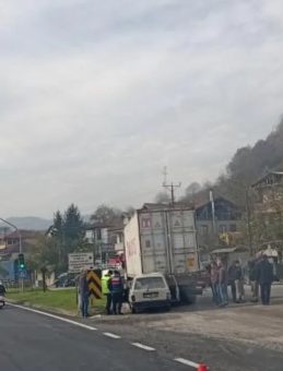 Zonguldak’ta Otomobil TIR’a Saplandı: 2 Yaralı!