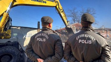 'Sıkıntılı' b&ouml;lge olarak biliniyordu: G&uuml;venlik g&uuml;&ccedil;leri ve belediye ekipleri ile birlikte harekete ge&ccedil;ti; 110 yapı yıkıldı