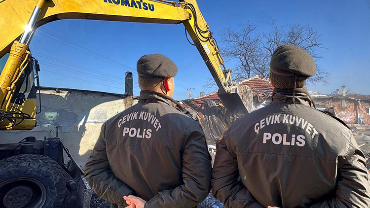 'Sıkıntılı' b&ouml;lge olarak biliniyordu: G&uuml;venlik g&uuml;&ccedil;leri ve belediye ekipleri ile birlikte harekete ge&ccedil;ti; 110 yapı yıkıldı