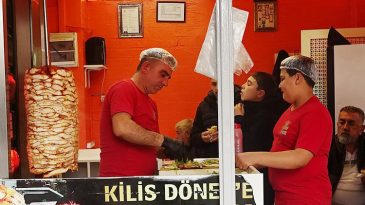 1 Liraya Satılan D&ouml;nerler Geri D&ouml;n&uuml;yor! Esnaf Arasındaki Rekabet Alevlendi: Tavuk D&ouml;ner Fiyatları Şaşırtıyor