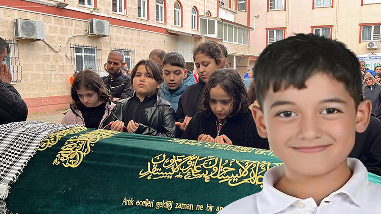 10 Yaşındaki Mira&ccedil;'ın Cenazesinde Y&uuml;rek Yakan Kareler: Arkadaşları Tabutunun Başında Dua Etti