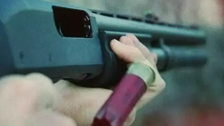 12 Yaşındaki &Ouml;ğrenci Okul M&uuml;d&uuml;r&uuml;n&uuml; T&uuml;fekle Yaraladı