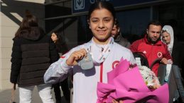 15 yaşında Avrupa'ya imzasını attı, Cizre'de coşku ile karşılandı