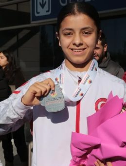 15 yaşında Avrupa'ya imzasını attı, Cizre'de coşku ile karşılandı