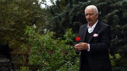 1990 Model Arabasıyla Her Hafta Aynı Yola &Ccedil;ıkıyor: Sebebi Y&uuml;rek Burkuyor