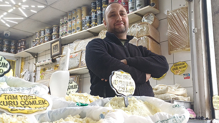 3 Kuşaktır Peynircilik Yapan Esnaf, Kaliteli Peynir Anlama Y&ouml;ntemlerini Anlattı