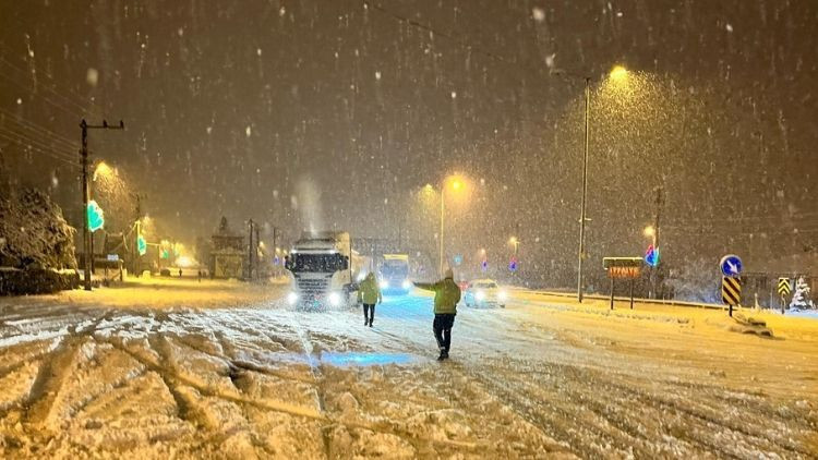 38 İl İ&ccedil;in Peş Peşe Uyarılar Gelmişti&hellip; Bol Dağı&rsquo;nda Ağır Ara&ccedil;lara Ge&ccedil;iş Yasağı, Bazı Yollar Kapanma Noktasında