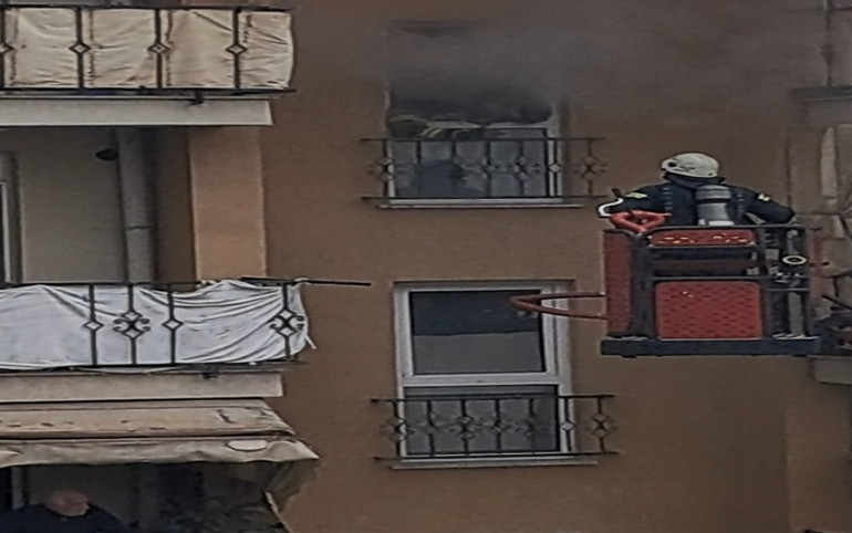 İtfaiye Ekipleri Yangını Söndürüyor