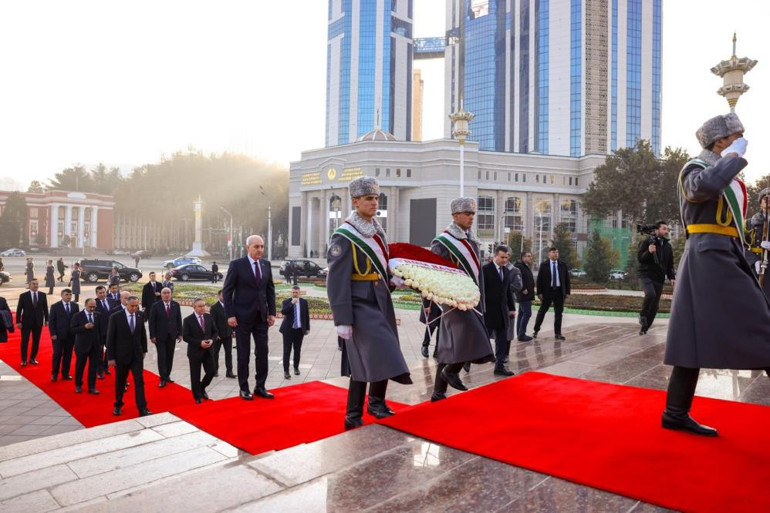 Kurtulmuş ve beraberindeki heyet