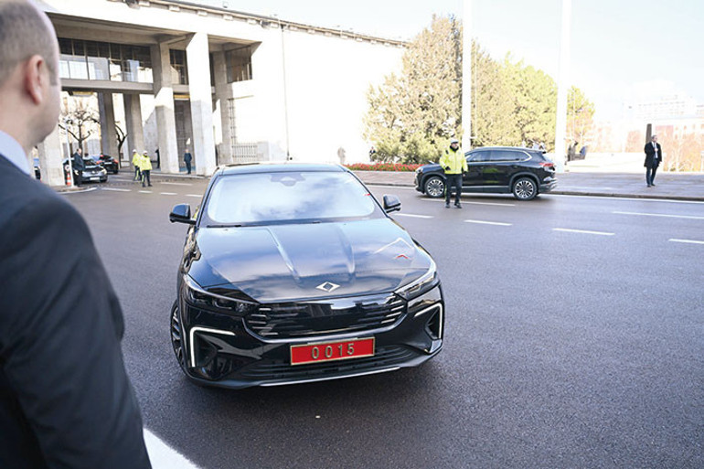 Sanayi ve Teknoloji Bakanı Mehmet Fatih Kacır, TBMM Genel Kurulu’na yerli otomobil Togg’un yeni modeli T10F ile geldi.