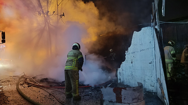 Barakada yangın sonrası hasar