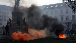 AB Liderler Zirvesi sırasında alevler y&uuml;kseldi: İşaret fişekleri yakıldı tabut ateşe verildi